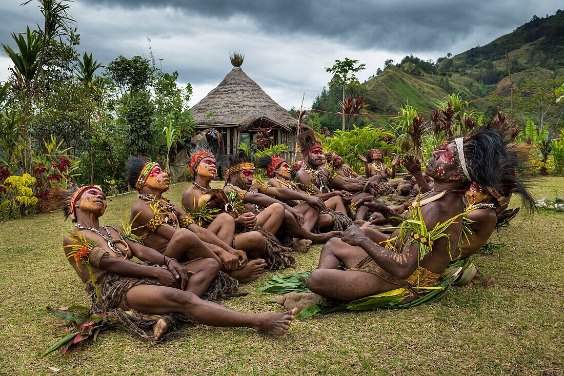 Papua New Guinea, Simbu Province, Kagaï village, courtship ceremony called Tunim Head (Turning head)