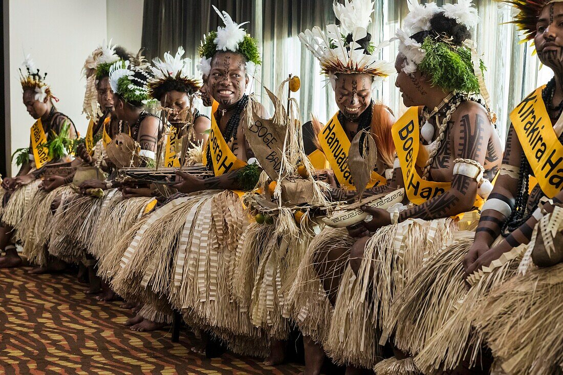 Papua-Neuguinea,Bezirk National Capitale,Port Moresby,Motu- und Koitabu-Stamm,Stadtviertel,Gran Papua Hotel,Hiri Moale Festival,das jedes Jahr Mitte September stattfindet,Kandidatinnen der Hiri-Königinnen-Wahl