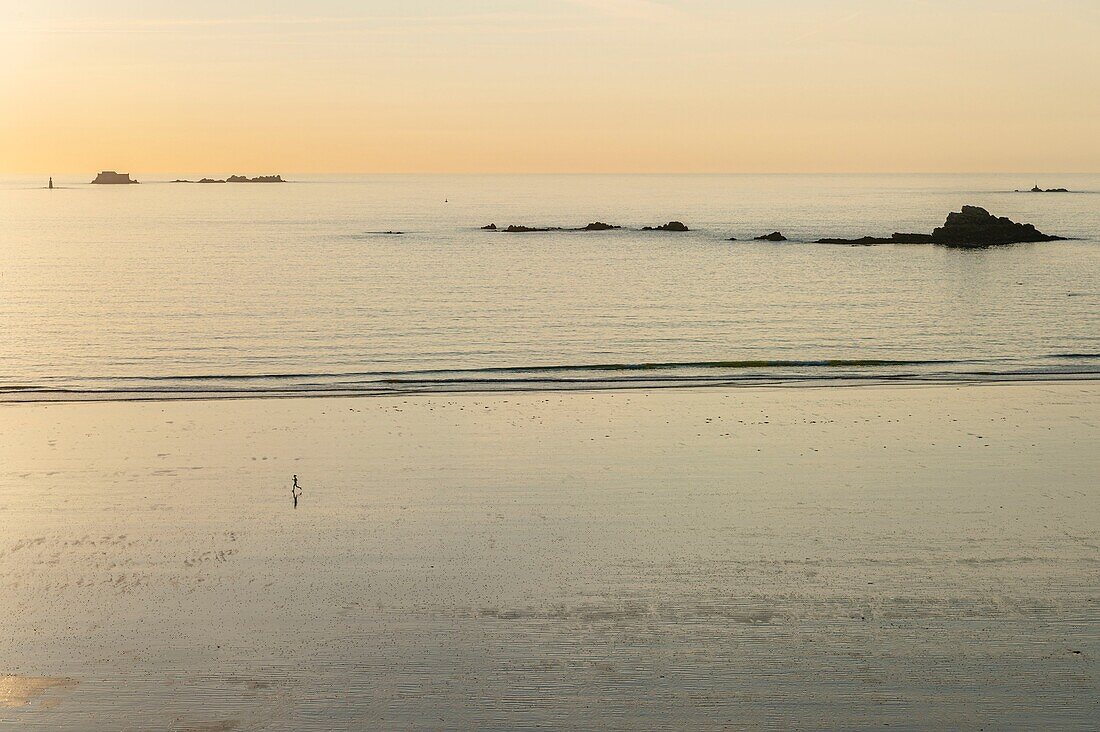 Frankreich,Ille et Vilaine,Cote d'Emeraude (Smaragdküste),Saint Malo,Mihinic Strand in der Morgendämmerung