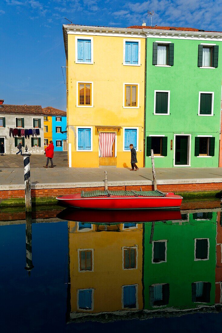 Italien,Venetien,Venedig,von der UNESCO zum Weltkulturerbe erklärt,Lagune von Venedig,Burano,bunte Häuser im Dorf der Insel Burano