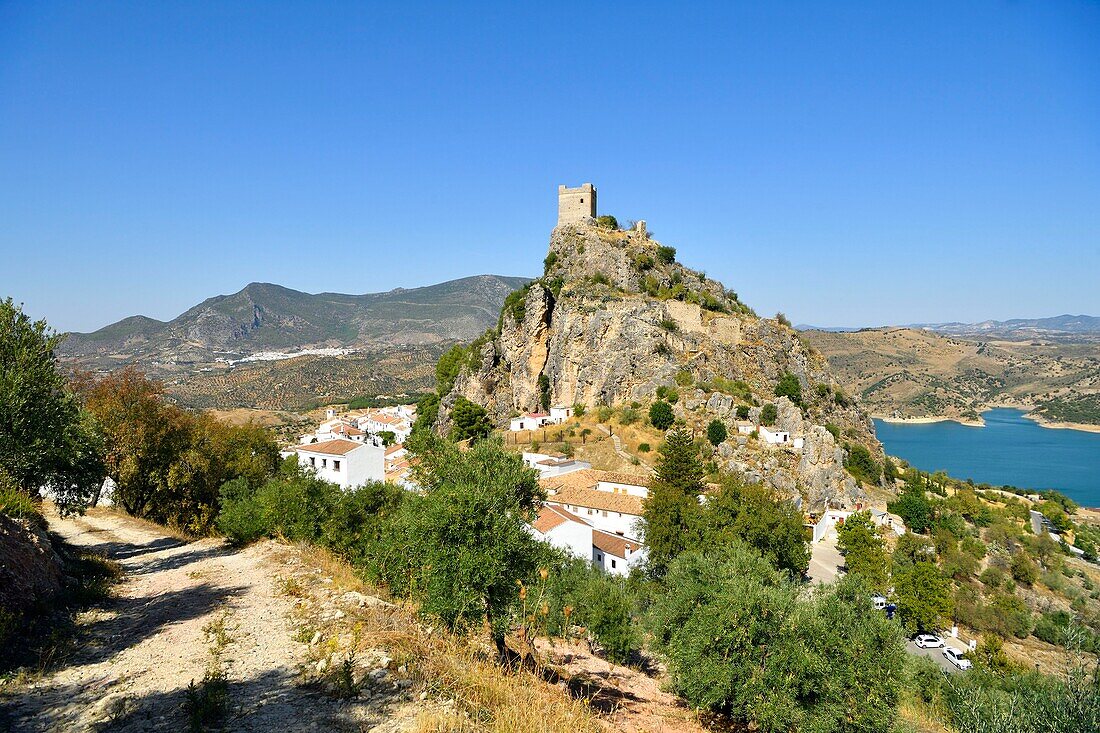 Spanien,Andalusien,Provinz Cadix,Zahara de la Sierra,Naturpark Sierra de Grazalema,Gesamtansicht des Dorfes,Ruta de los Pueblos Blancos (Straße der weißen Dörfer),Kapelle San Juan de Letran und der mittelalterliche Turm oberhalb des Dorfes