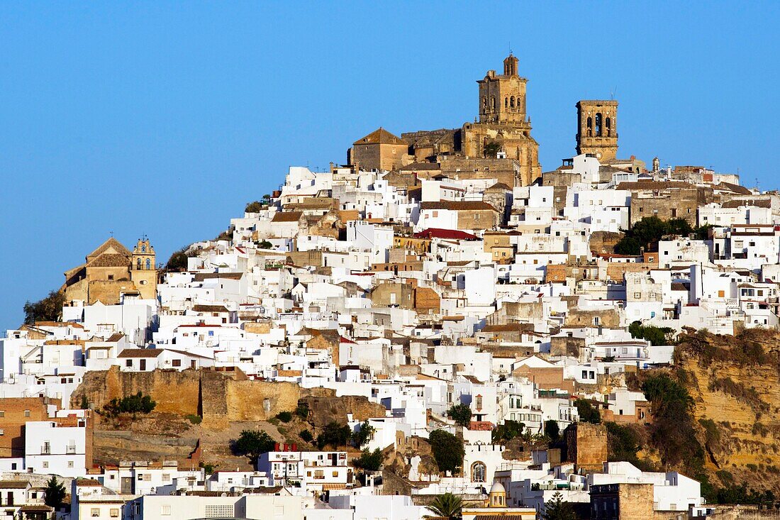 Spanien,Andalusien,Provinz Cádiz,Arcos de la Frontera,Route der weißen Dörfer (Ruta de los Pueblos Blancos),das Dorf auf einer Felsklippe,Kirche San Pedro