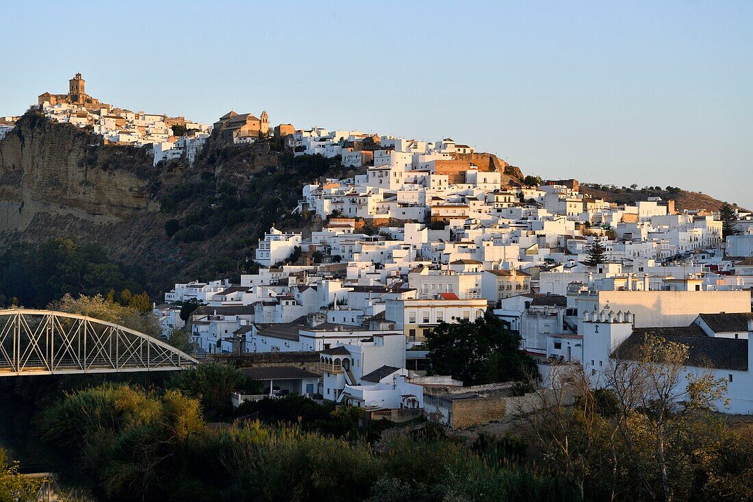 Spanien,Andalusien,Provinz Cádiz,Arcos de la Frontera,Route der weißen Dörfer (Ruta de los Pueblos Blancos),das Dorf auf einer Felsklippe und der Fluss Guadalete