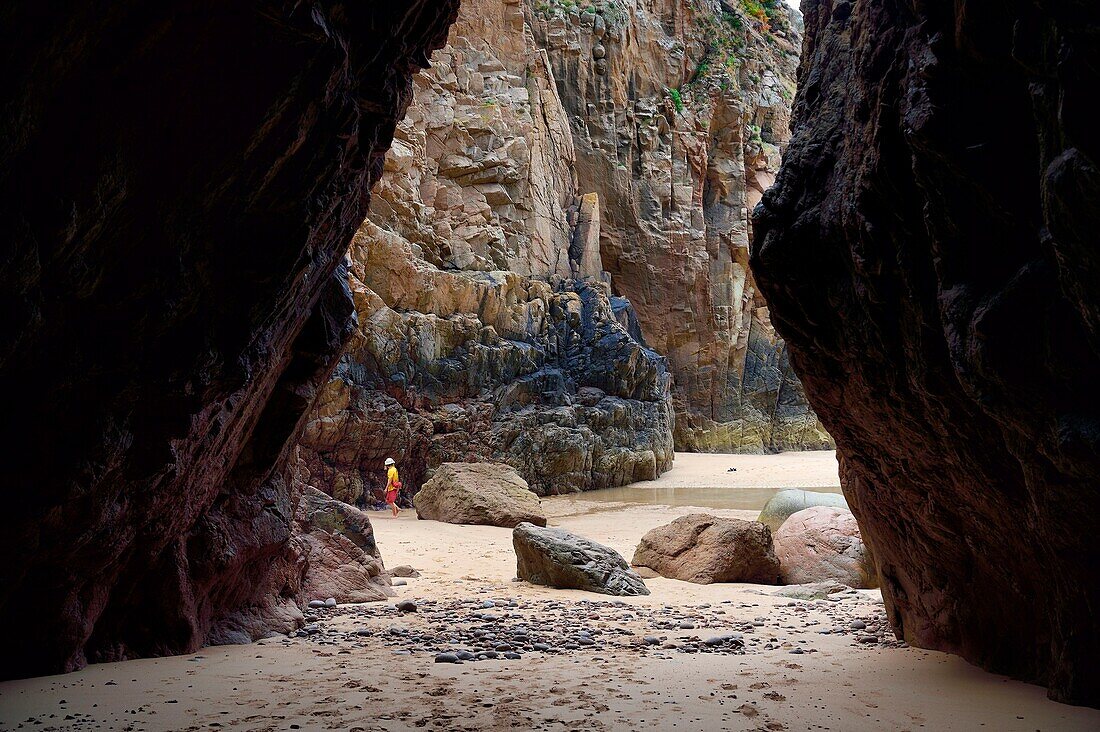 United Kingdom, Channel Islands, Jersey, parish of Saint Ouen, Plemont bay, Greve au Lanchon cave only accessible at low tide