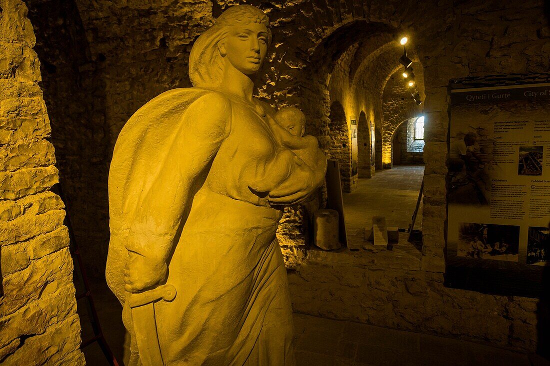 Albanien,Gjirokastër,von der UNESCO zum Weltkulturerbe erklärt,Festung aus dem 12. Jahrhundert und Militärmuseum,Allegorie des sowjetischen Mutterlandes,das seine Kinder schützt