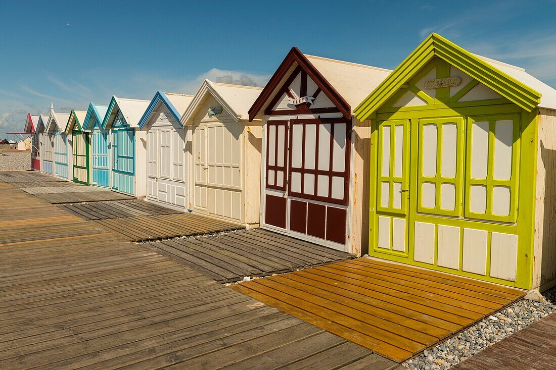 Frankreich,Somme,Baie de Somme,Cayeux-sur-mer,die größte Plankenstraße Europas,gesäumt von Strandhütten