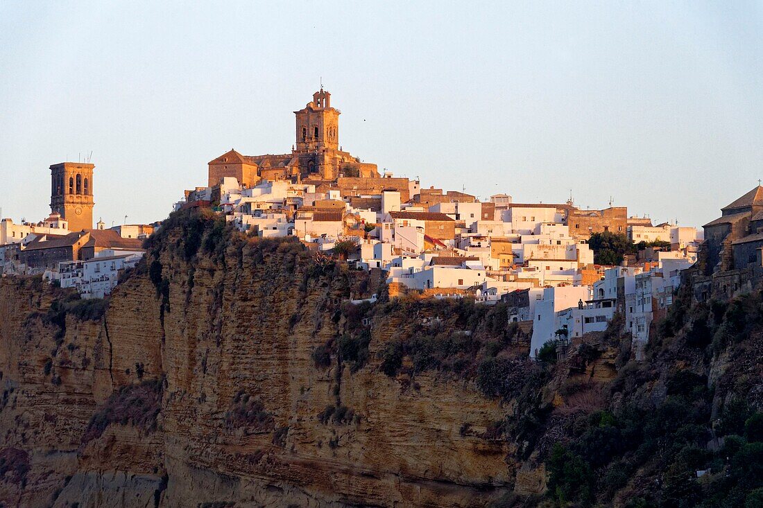 Spanien,Andalusien,Provinz Cádiz,Arcos de la Frontera,Route der weißen Dörfer (Ruta de los Pueblos Blancos),das Dorf auf einer Felsklippe,Kirche San Pedro