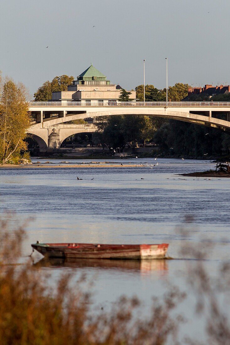 Frankreich,Indre et Loire,Loire-Tal,von der UNESCO zum Weltkulturerbe erklärt,Tours,die Loire in Tours,Boot auf der Loire