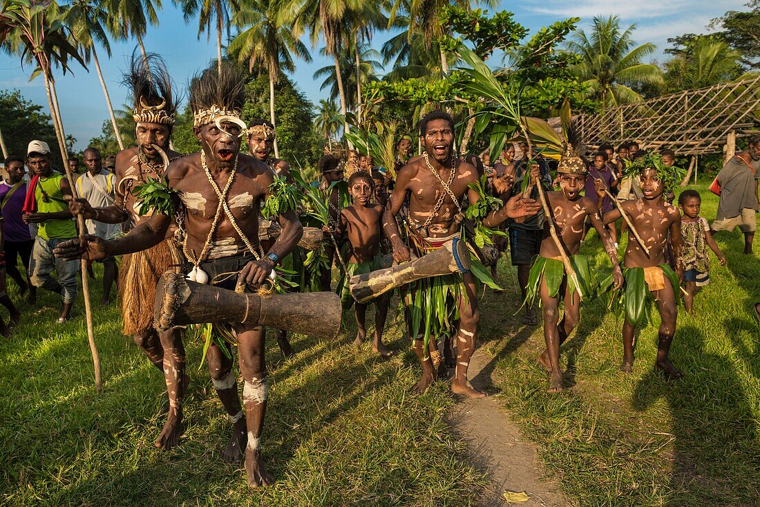 Papua-Neuguinea,Provinz East Sepik,Region Sepik River,Dorf Samban,traditionelle Sing-Sgin-Tanzgruppe