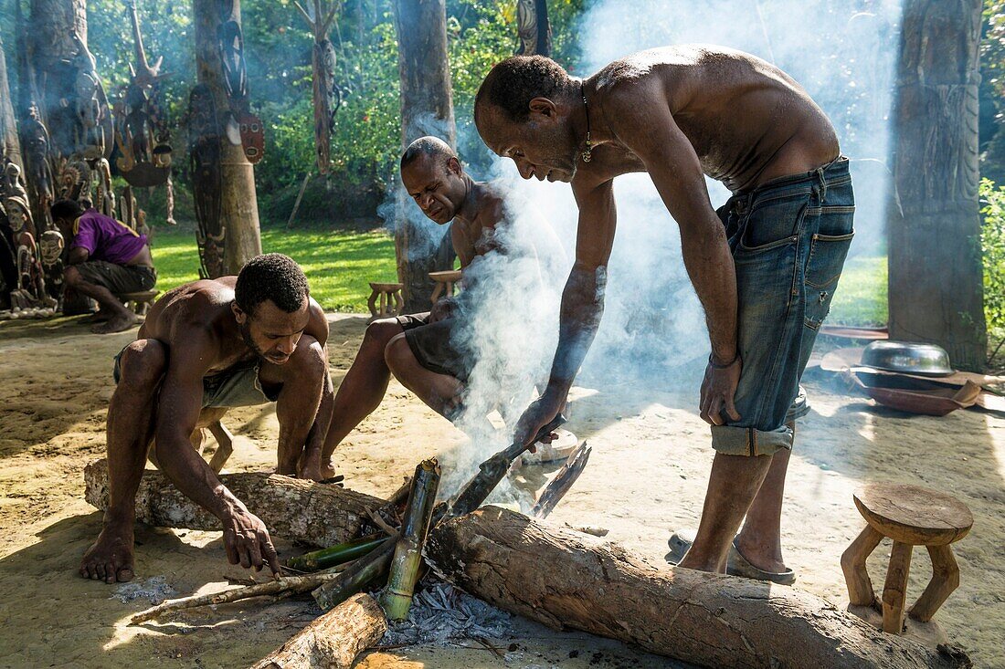 Papua-Neuguinea,Provinz East Sepik,Sepik River Region,Dorf Kanganamun,Haus der Geister (Haustambaran) namens Walimbi,Kochen eines Krokodils (Crocodylus novaeguineae)