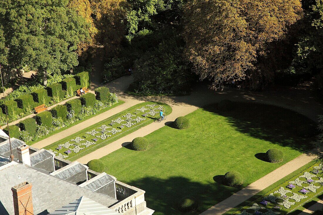 Frankreich,Indre et Loire,Loire-Tal,das von der UNESCO zum Weltkulturerbe erklärt wurde,Tours,der Garten des Museums der schönen Künste vom Dach der Kathedrale aus