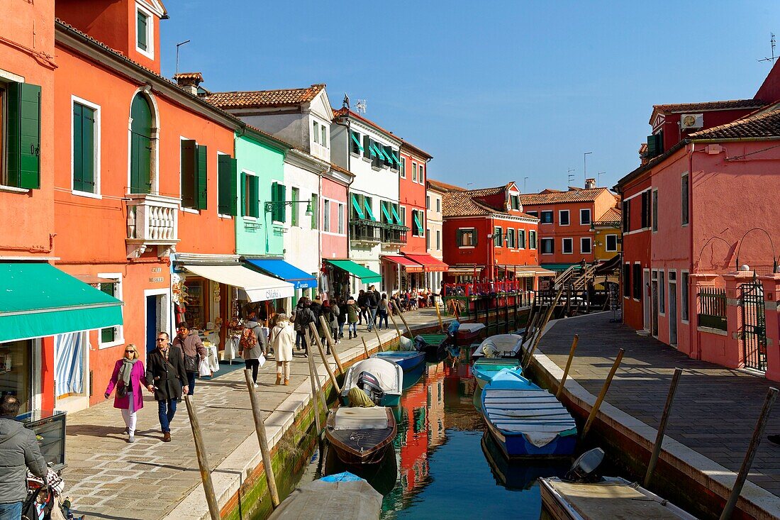 Italien,Venetien,Venedig,von der UNESCO zum Weltkulturerbe erklärt,Lagune von Venedig,Burano,bunte Häuser im Dorf der Insel Burano