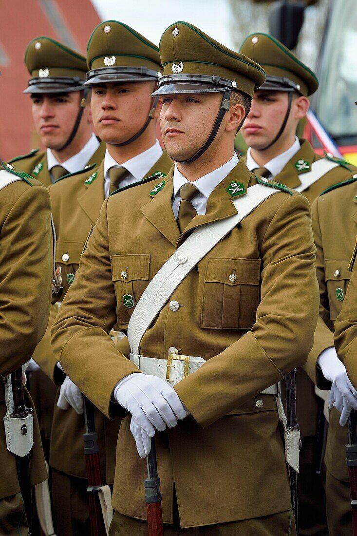 Chile,Region Los Lagos,Archipel von Chiloe,Insel Quinchao,Curaco de Velez,Parade der Carabineros der Polizei in der kleinen Stadt anlässlich des Festes seines größten Helden Konteradmiral Galvarino Riveros Cardenas