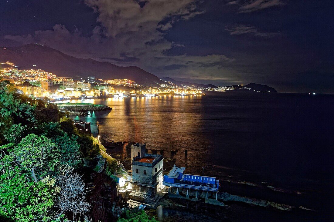 Italien,Ligurien,Genua,Boccadasse,genuesischer Turm an der Küste zwischen Boccadasse und Nervi