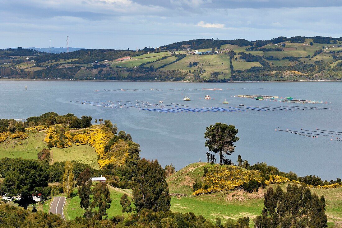 Chile,Region Los Lagos,Archipel von Chiloe,Insel Quinchao und Halbinsel Rilan im Vordergrund