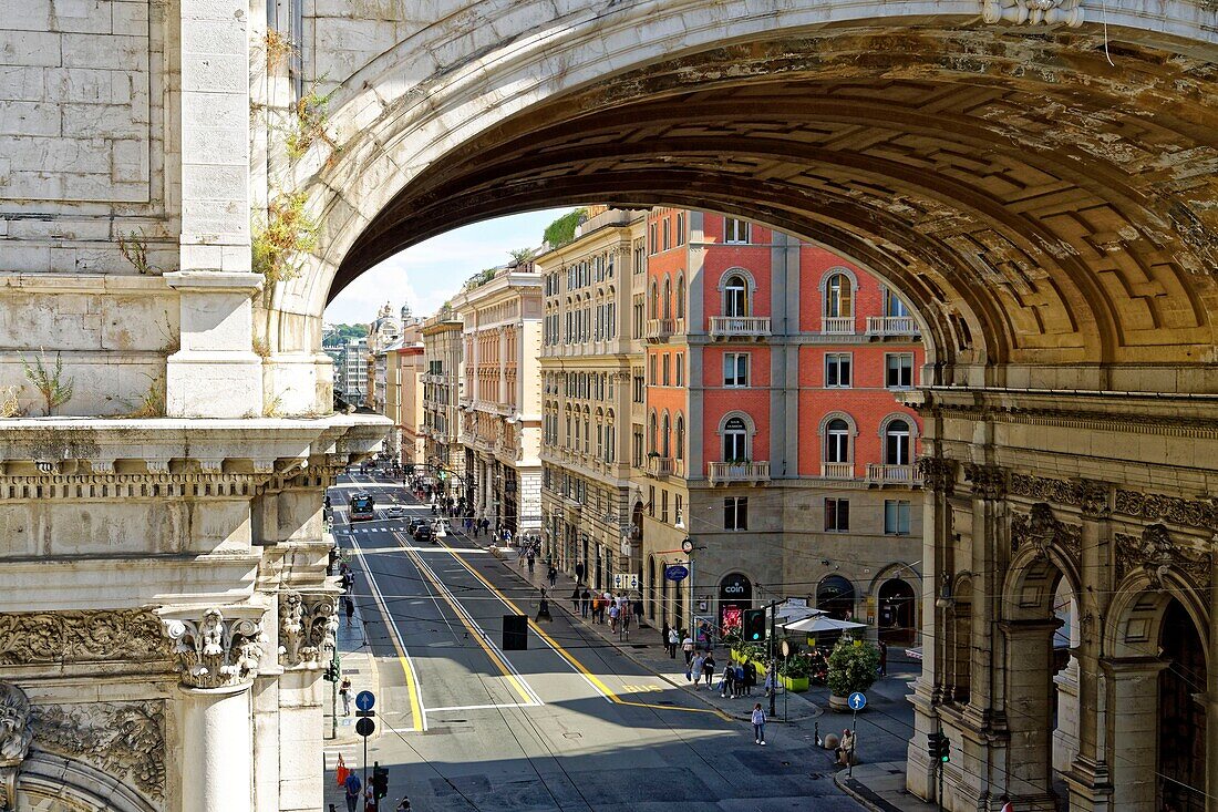 Italien,Ligurien,Genua,Via XX Settembre mit monumentaler Brücke