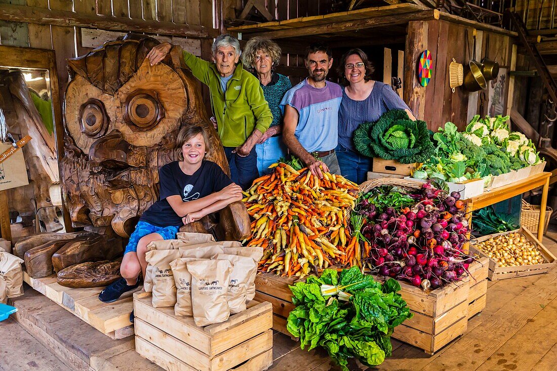 Sweden, County of Vastra Gotaland, Hokerum, Ulricehamn hamlet, Rochat family report, Wednesday market day at the farm shop from 4 pm, family reunited before opening