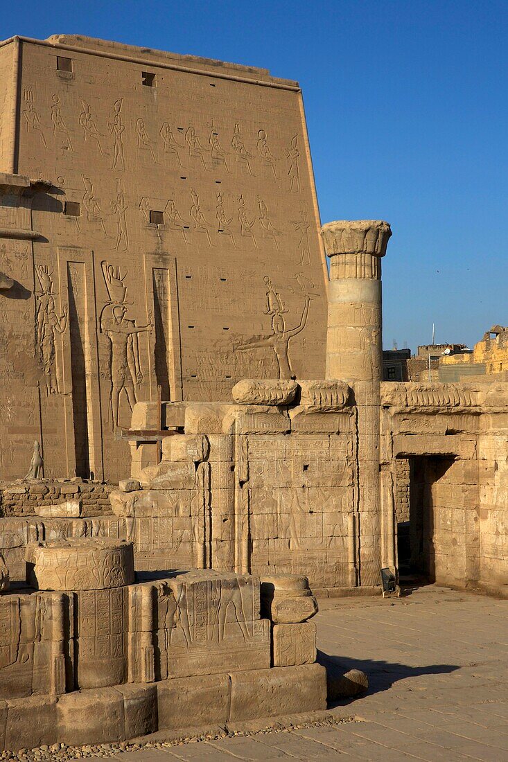 Ägypten,Oberägypten,Niltal,Edu,antike Ruinen vor der Fassade des Horus-Tempels,dem zweitgrößten Heiligtum Ägyptens