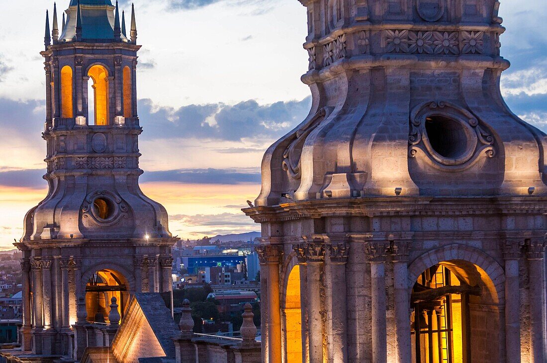 Peru,Arequipa,oder Weiße Stadt,von der UNESCO zum Weltkulturerbe erklärt,koloniales Zentrum,Plaza de Armas und Kathedrale Notre Dame