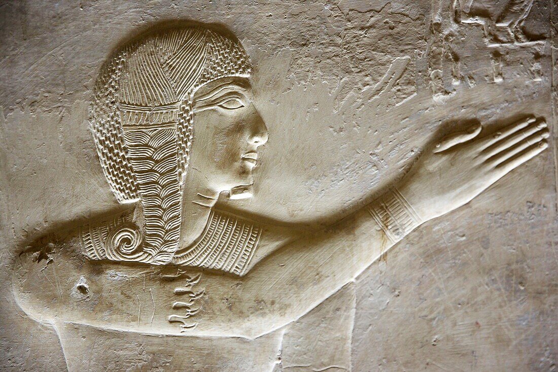 Ägypten,Oberägypten,Niltal,Dendera,Basrelief mit der Darstellung eines alten Ägypters an einer Wand des Athor-Tempels