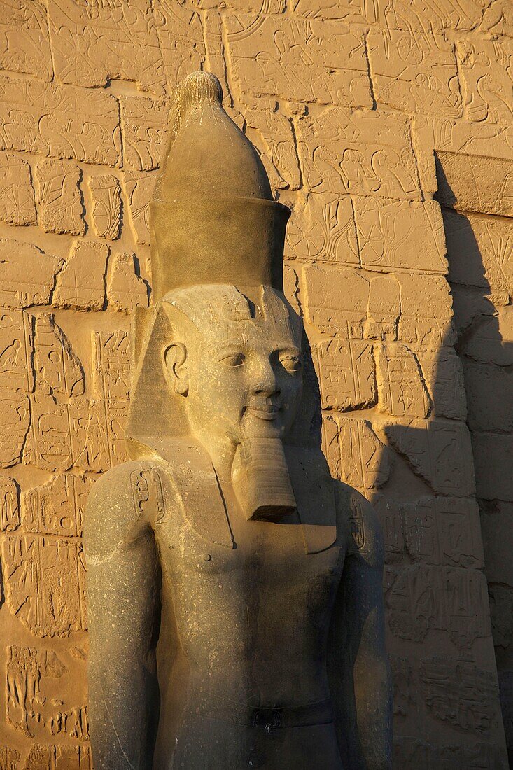 Ägypten,Oberägypten,Niltal,Luxor,Thronende Statue von Ramses II. vor dem Luxor-Tempel