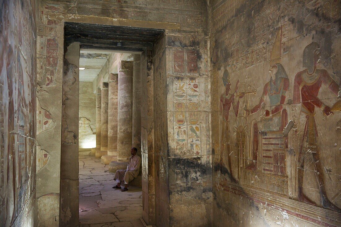 Ägypten,Oberägypten,Niltal,Dendera,Tempelwächter sitzend in der Kapelle des Hathor-Tempels mit den mit Flachreliefs geschmückten Musen