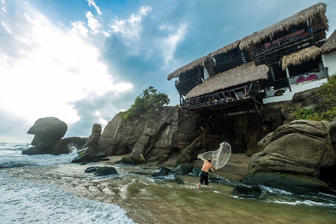 Colombia, Sierra Nevada de Santa Marta, Parc Tayrona, Maloka Barlovento hotel, fisherman with a net called maille