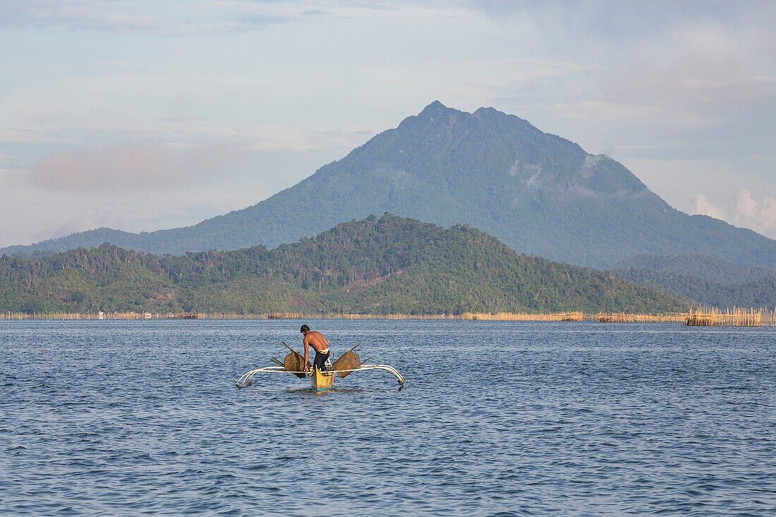 Philippines, Palawan, Malampaya Sound Protected Landscape and Seascape, fisherman dropping crab traps