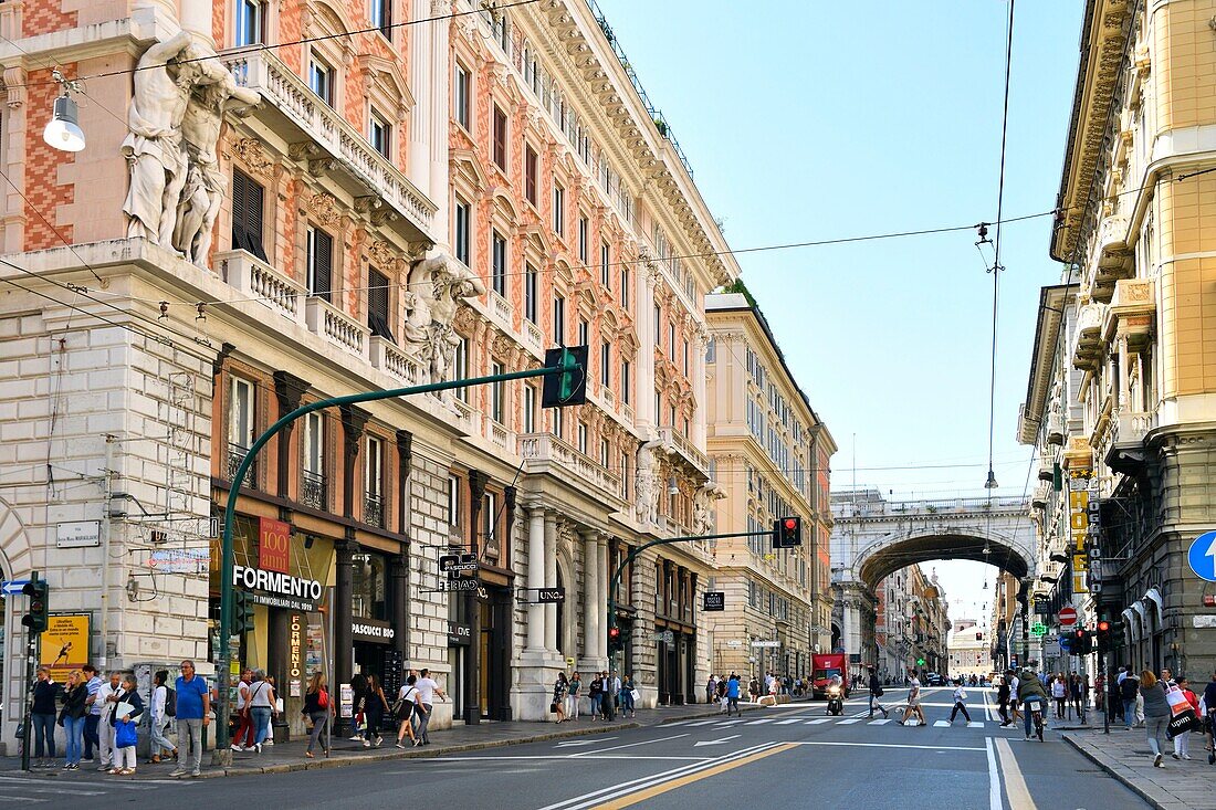 Italien,Ligurien,Genua,Via XX Settembre mit monumentaler Brücke und Palazzo dei Giganti