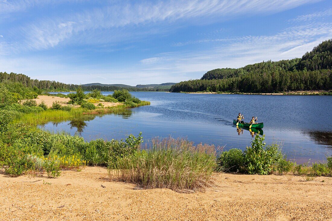 Kanada,Provinz Quebec,Region Mauricie,Saint-Maurice Wildlife Sanctuary nördlich des Mauricie-Nationalparks,morgendliche Kanufahrt auf dem Soucis-See,Vater und Sohn MODEL RELEASE OK