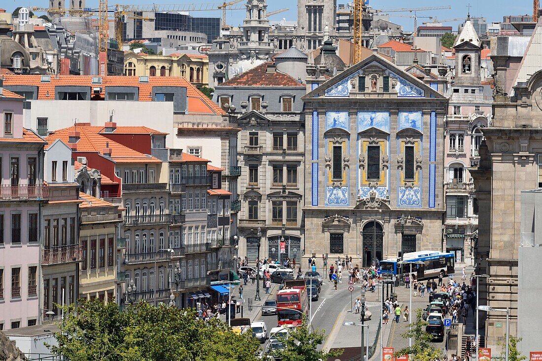 Portugal,Region Nord,Porto,von der UNESCO zum Weltkulturerbe erklärtes historisches Zentrum,Bahnhofsviertel Sao Bento,Praça Almeida Garrett-Platz,Kirche Santo Antonio dos Congregados und Blick auf den Rathausturm Paços do Concelho