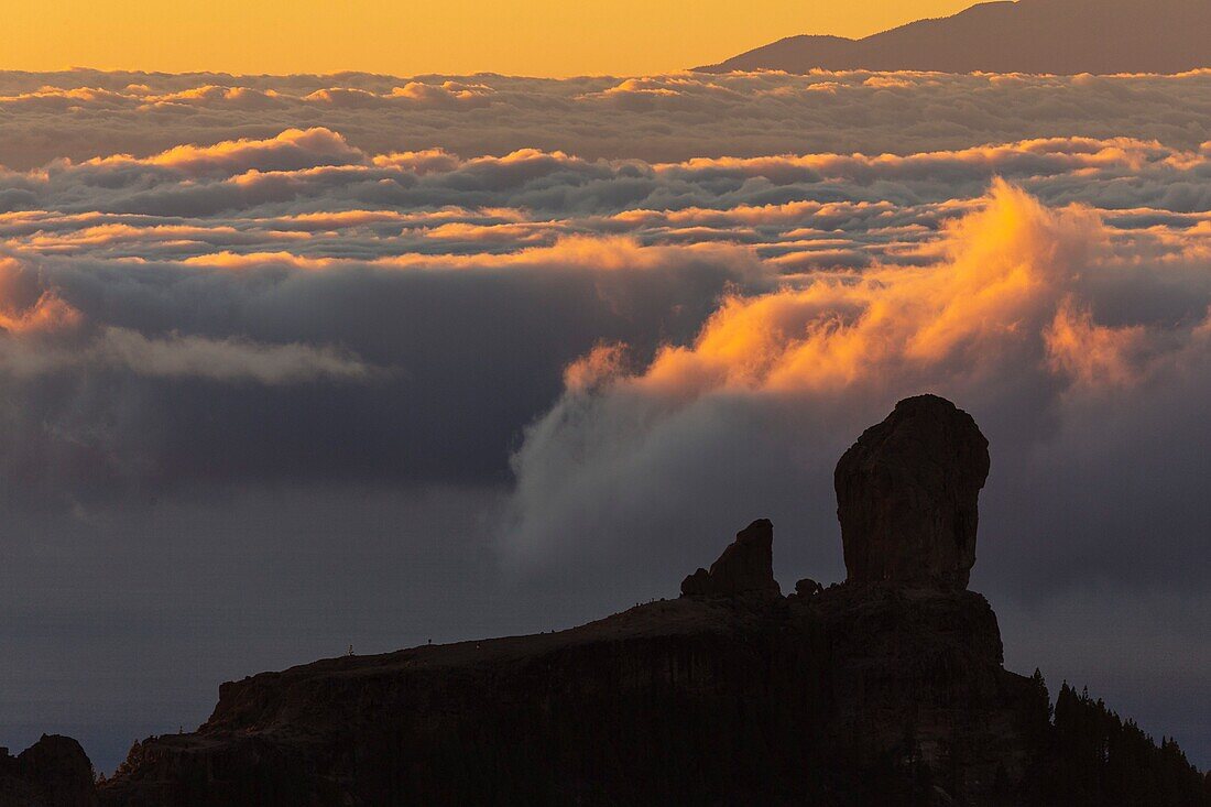 Spain, Canary Islands, Gran Canaria Island, el el Roque Nublo is a basalt monolith of 80 m high and culminating at 1813 m, in the background the summit of Teide on the island of Tenerife