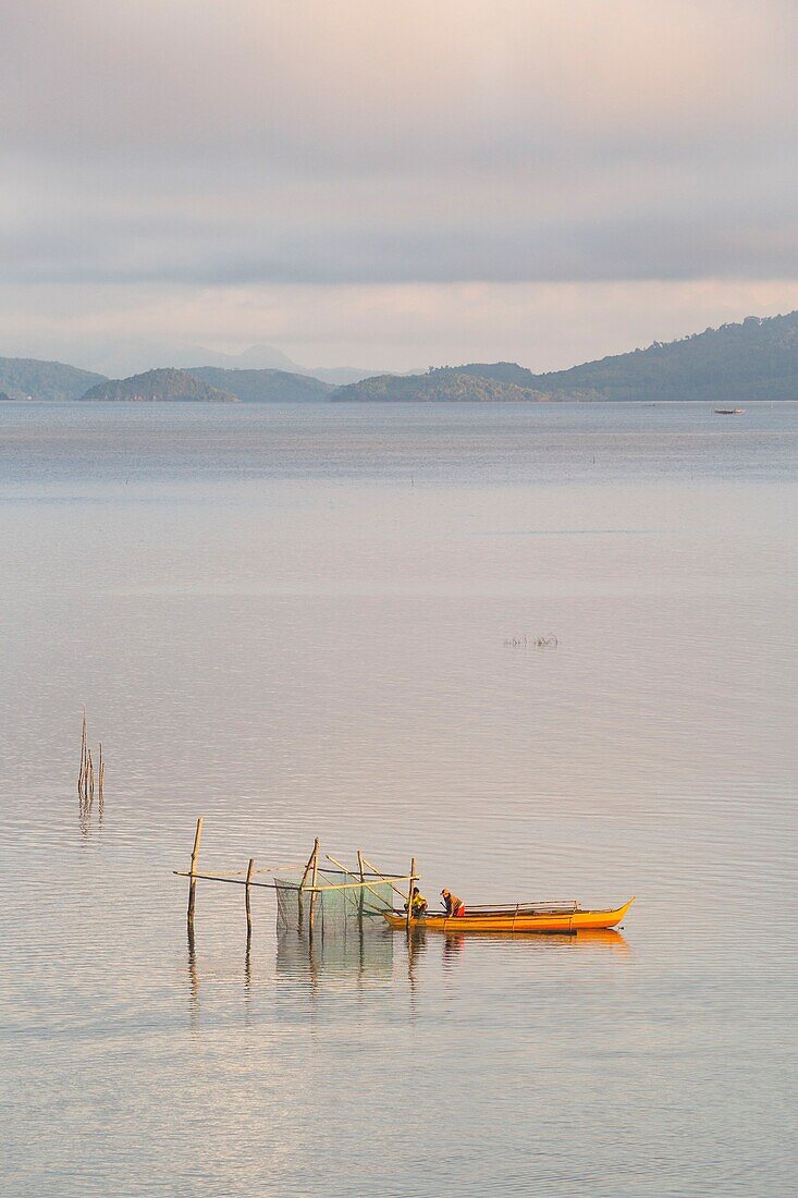 Philippinen,Palawan,Malampaya Sound Protected Landscape and Seascape,typisches Fischfanggerät mit einer Bambusstruktur,die die Fischnetze hält