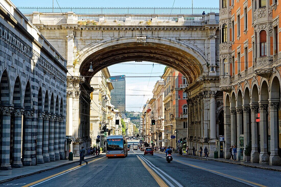 Italien,Ligurien,Genua,Via XX Settembre mit monumentaler Brücke