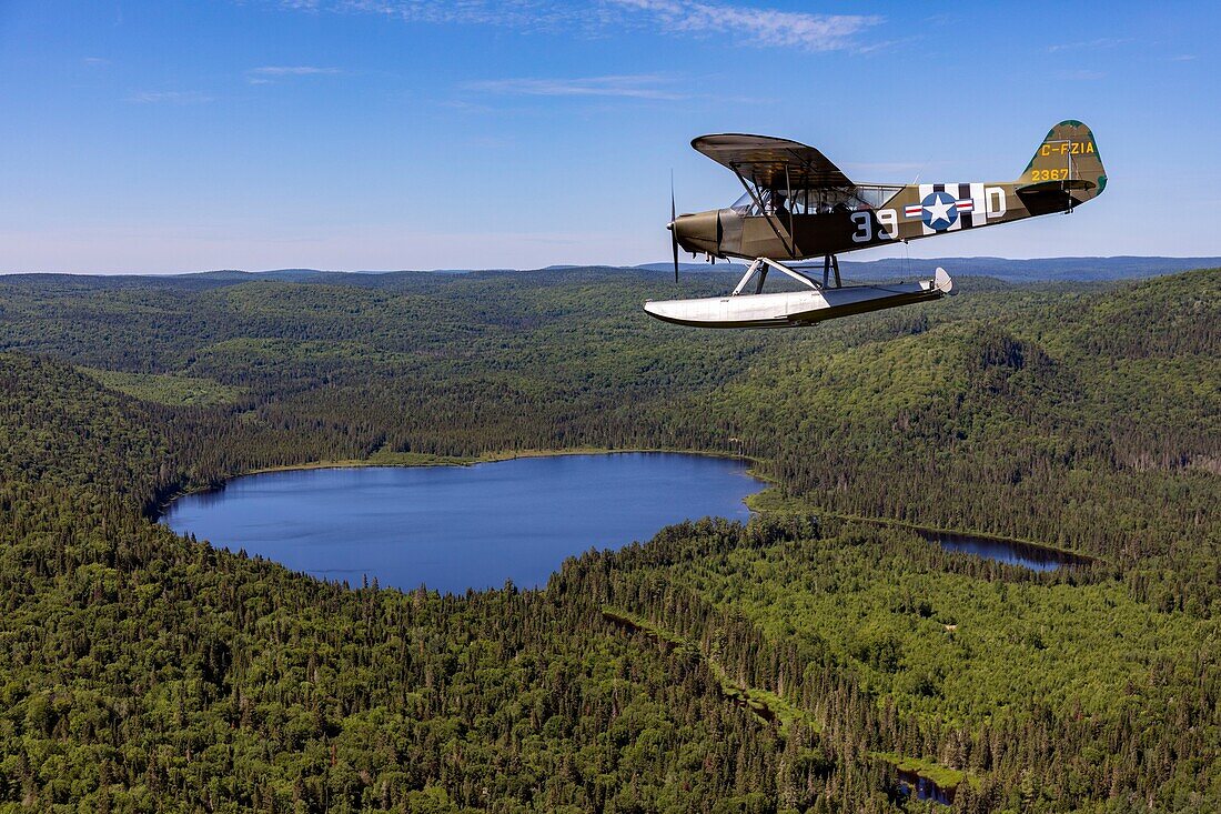 Canada, Province of Quebec, Mauricie Region, Hydravion Aventure, Saint-Maurice Wildlife Reserve north of Mauricie National Park, Piper Seaplane Flight