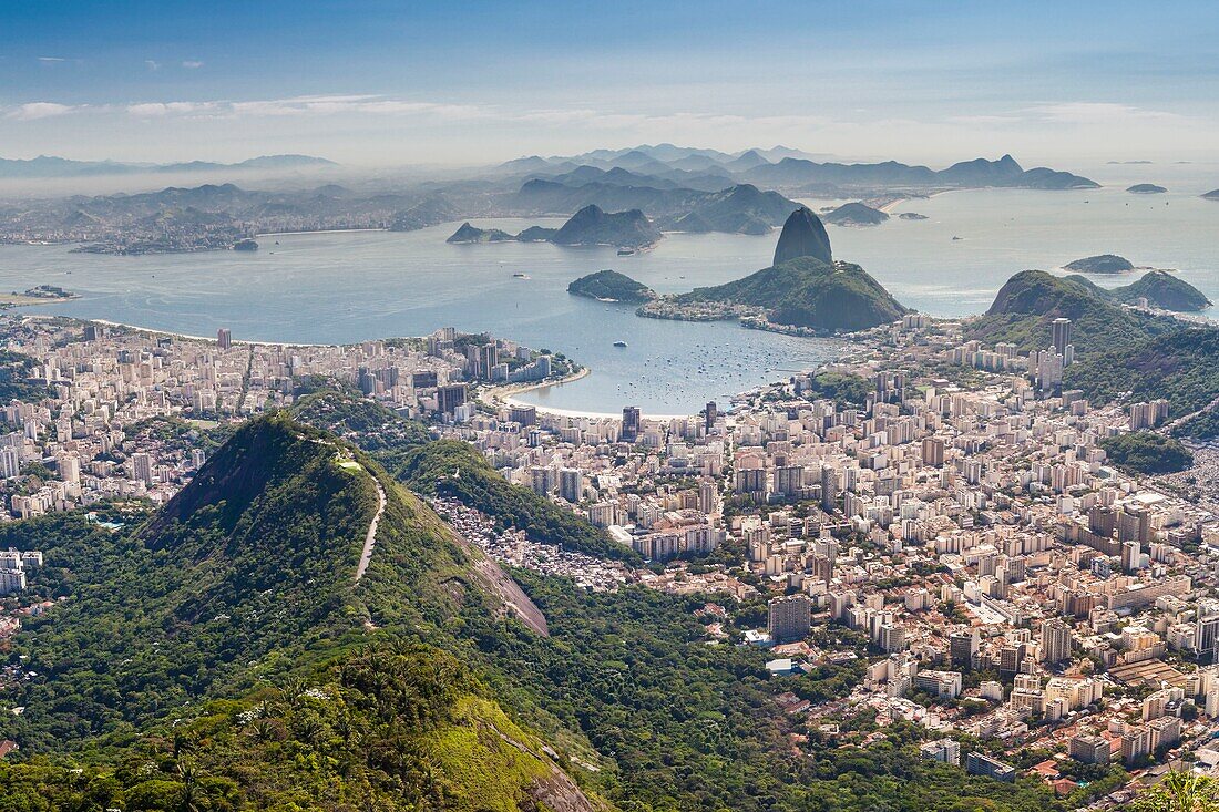 Brasilien,Bundesstaat Rio de Janeiro,Stadt Rio de Janeiro,Corcovado-Hügel,Carioca-Landschaften zwischen Berg und Meer,die zum UNESCO-Welterbe gehören,Blick auf die Guanabara-Bucht und den Zuckerhut von oben