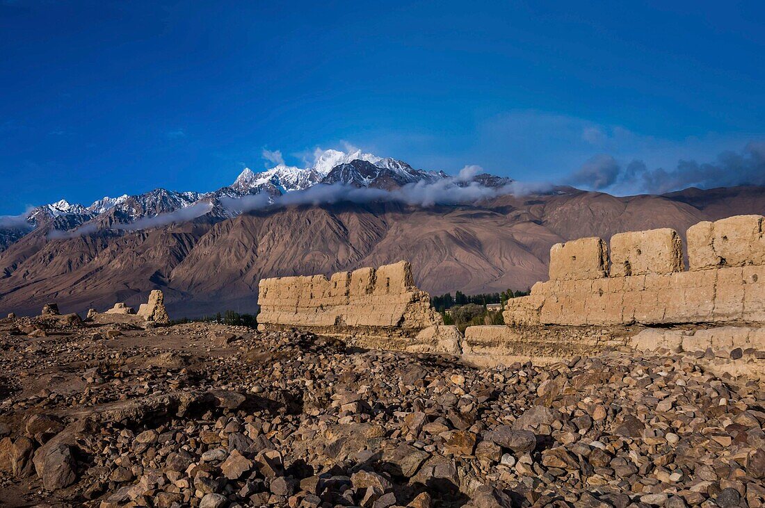 China, Xinjiang, Pamir highlands, pastures and semi nomadic tadjik communities of Taxkorgan, adobe fortress of Shitou, about 2000 years old