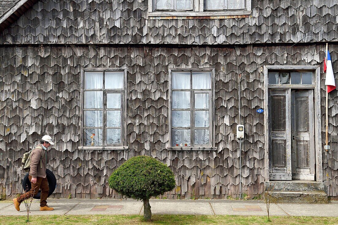 Chile,Region Los Lagos,Archipel von Chiloe,Insel Quinchao,Curaco de Velez,Hausfassade mit Holzschindeln