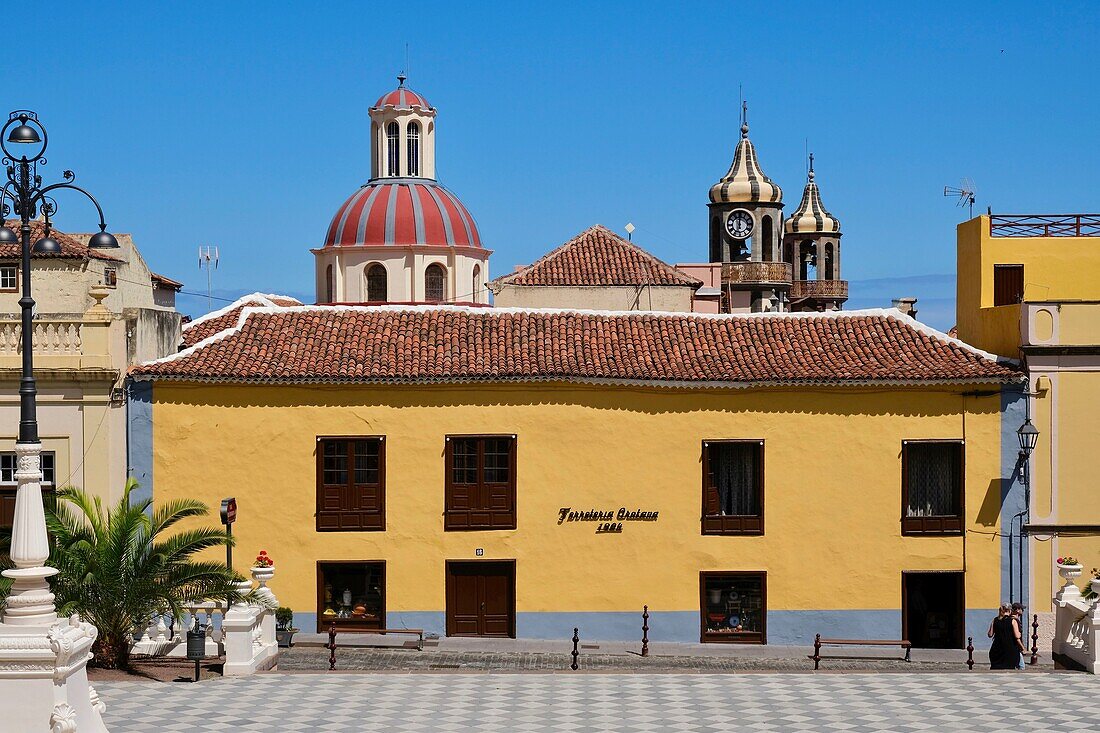 Spanien,Kanarische Inseln,Insel Teneriffa,La Orotava,Stadtplatz und Kuppeln der Kirche der Unbefleckten Empfängnis