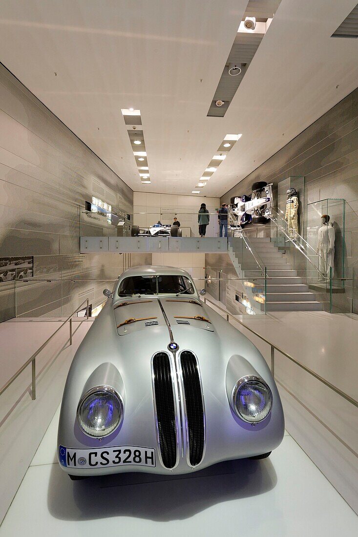 Deutschland,Bayern,München,BMW Museum,eröffnet 1973 und renoviert 2008,zeigt die Entwicklung und die Technologien der aus München stammenden Automarke,Ausstellung des BMW 328 Kamm Stromliniencoupés aus dem Jahr 1930