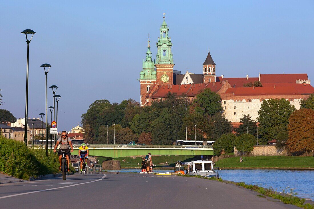 Polen,Woiwodschaft Kleinpolen,Krakau,Bezirk Stare Miasto,von der UNESCO zum Weltkulturerbe erklärt,die Weichsel und die Altstadt,Blick auf den Hügel und das Schloss Wawel und seine Kathedrale über der Weichsel