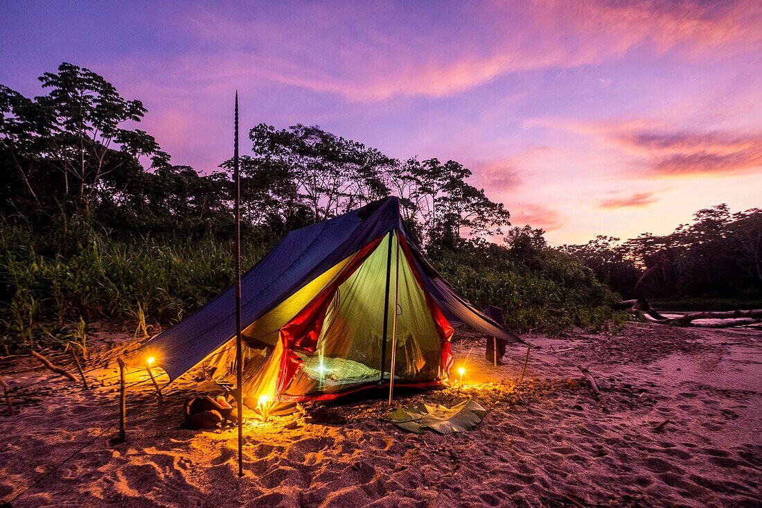 Ecuador, Tena, immersion life experience with the Waoranis, bivouac on Rio Nushino's shores, camp