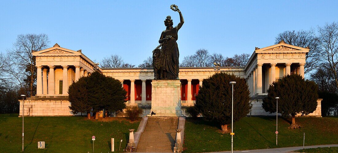 Germany, Bavaria, Munich, Bavaria Statue by Ludwig von Schwanthaler in front of Leo von Klenze's Ruhmeshalle, Hall of Fame on the Theresienwiese