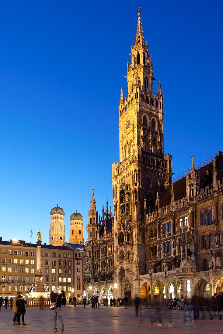 Deutschland,Bayern,München,Marienplatz,Springbrunnen mit Mariensäule,das 1908 eingeweihte neue Rathaus und die Frauenkirche im Hintergrund