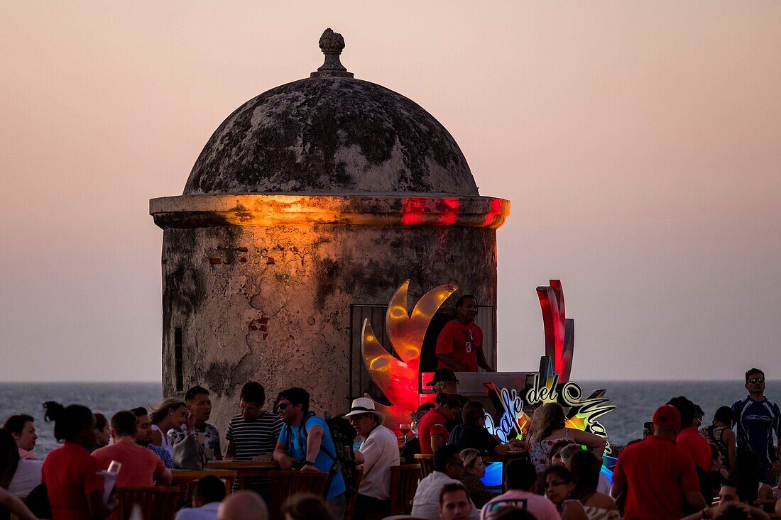 Kolumbien,Departement Bolivar,Cartagena of the Indies,koloniales Zentrum,das von der UNESCO zum Weltkulturerbe erklärt wurde,Café del Mar auf der Festungsmauer,die das historische Zentrum umgibt