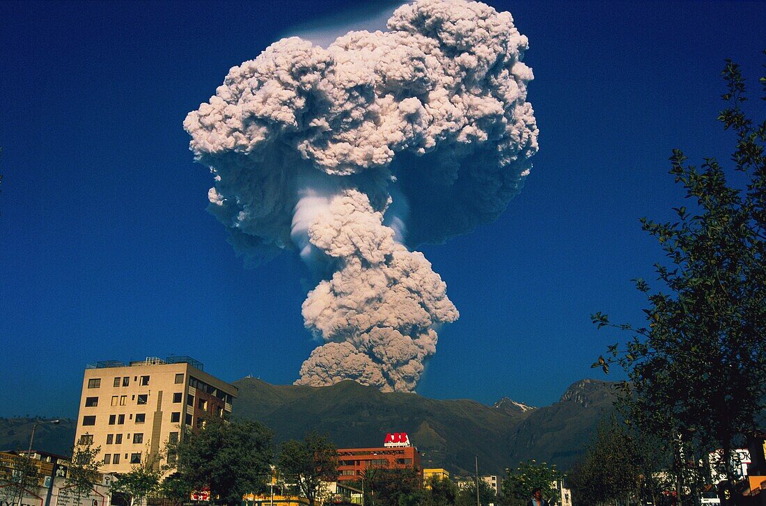 Ecuador,Pichincha,Quito,Große Explosion des Vulkans Guagua Pichincha über Quito