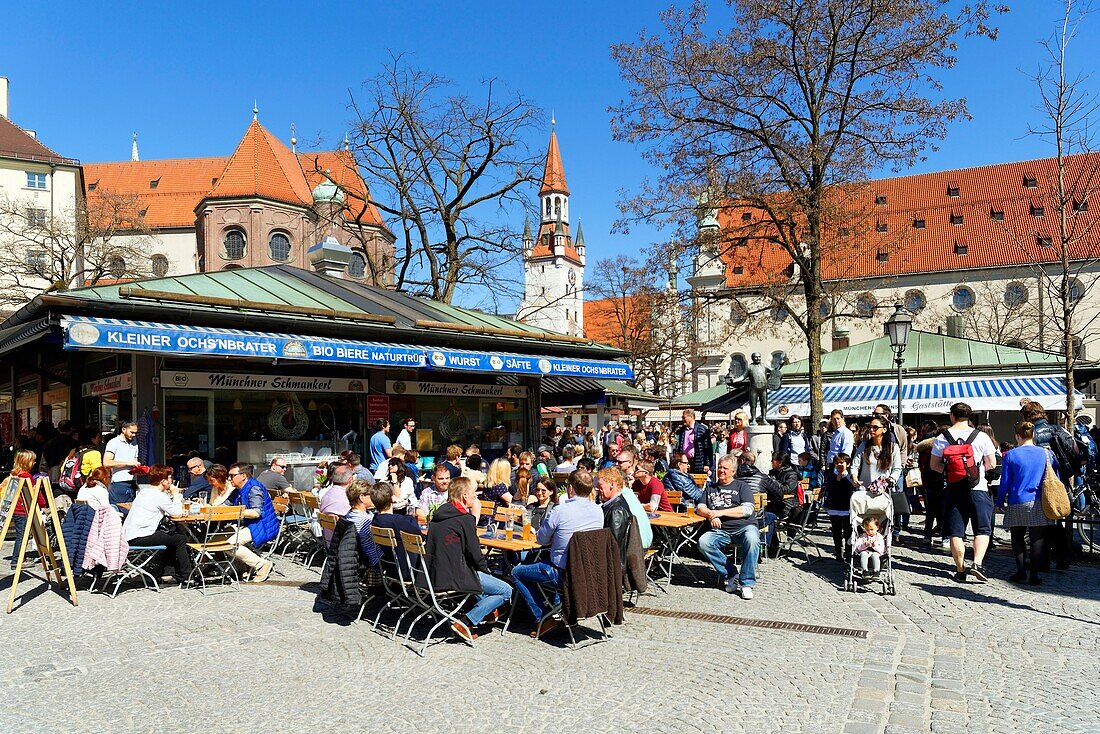 Germany, Bavaria, Munich (München), Viktualienmarkt (daily food market), the biggest market of the city existing since 1807 and the old Town Hall (Altes Rathaus)