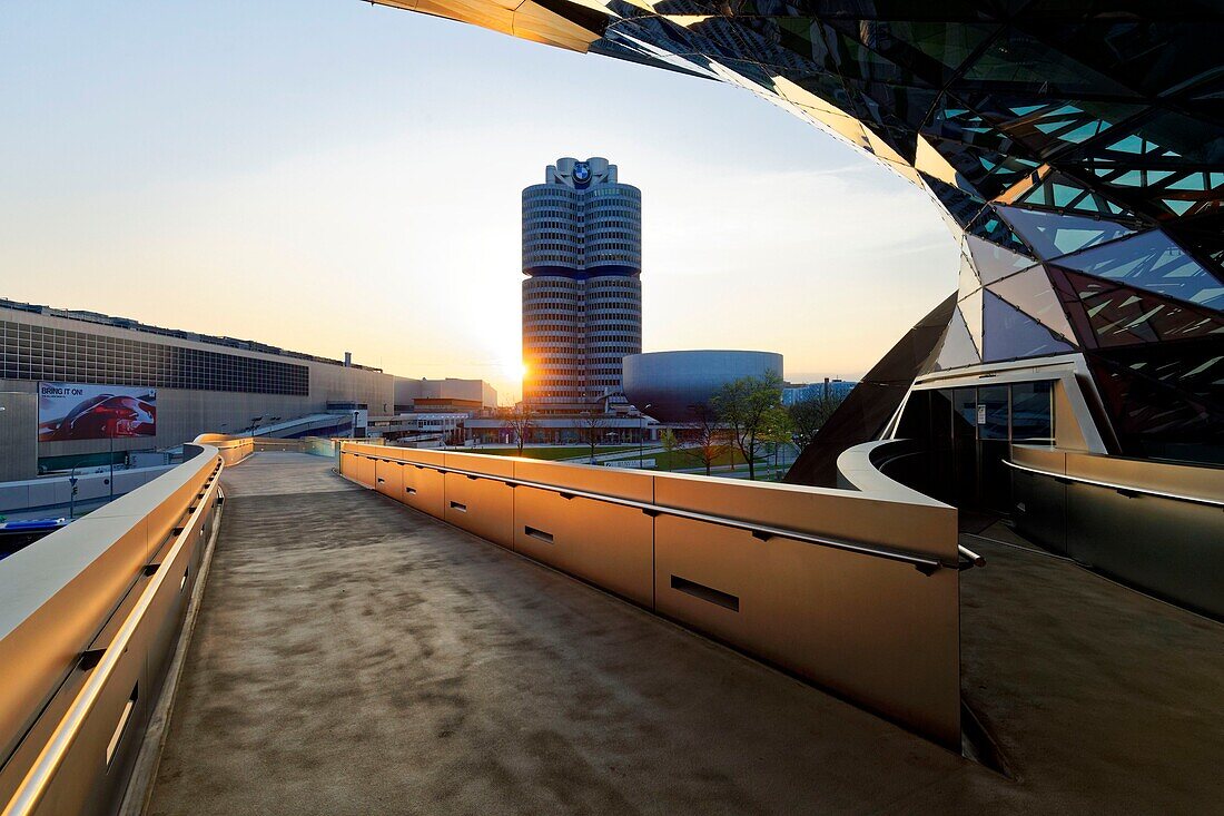 Deutschland,Bayern,München,BMW Welt,2007 eröffneter Showroom der Marke aus München,BMW Tower Vierzylinder und BMW Museum,1973 eröffnet und 2008 renoviert