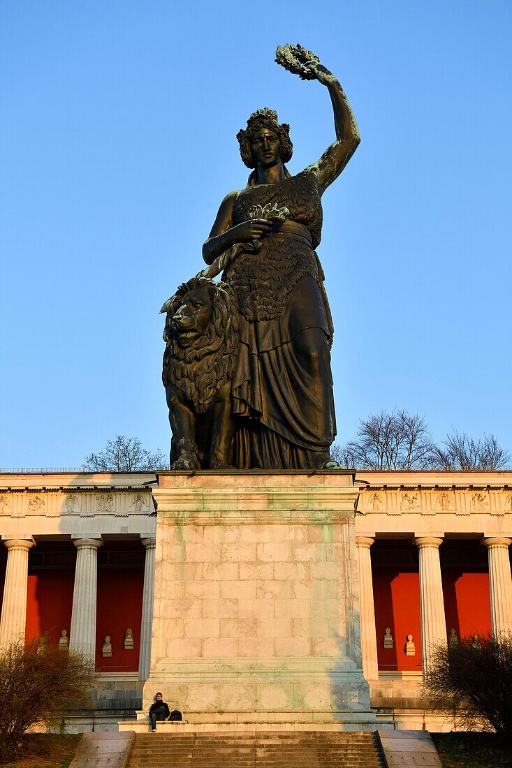 Deutschland,Bayern,München,Bavaria Statue von Ludwig von Schwanthaler vor der Ruhmeshalle von Leo von Klenze auf der Theresienwiese