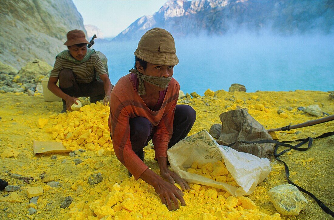 Indonesia, Java, Harvesting and carrying sulfur in the crater of Kawah Ijen volcano